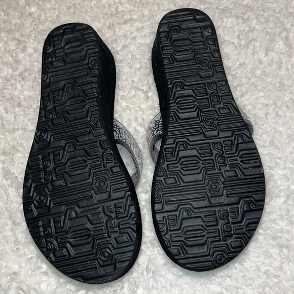 Teva “Mush” Wedge 2” heel Gray straps with silver stitching - Picture 3 of 8